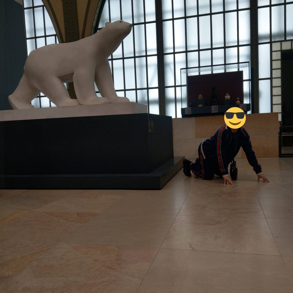 雕塑作品過於生動，難免引發遊客模仿:D
自首: 在羅丹美術館也做過同樣的事